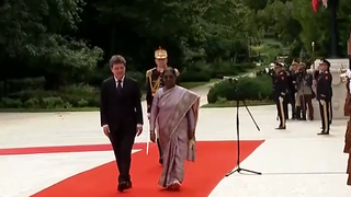 VIDEO Vizită istorică și cu incidente &icirc;n Rom&acirc;nia! Președinta Indiei, Draupadi Murmu, prima șefă de stat indiană care calcă pe păm&acirc;nt rom&acirc;nesc după 30 de ani