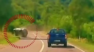 VIDEO Un șofer din Bacău, cascador de moment după ce mașina s-a răsturnat la plecarea de pe marginea drumului