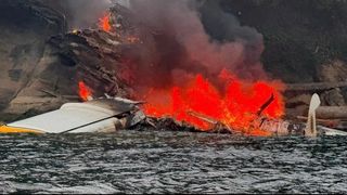 VIDEO Avion cu 11 oameni la bord a luat foc imediat după o aterizare de urgență l&acirc;ngă o insulă