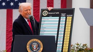 Trump a reluat războiul tarifelor.