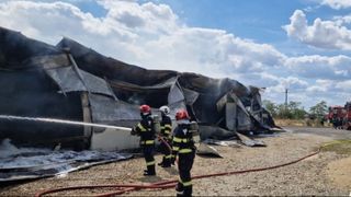 Incendiu la o fabrică de mobilă din Bihor. Pompierii intervin de urgență