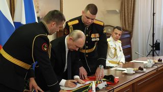 Vladimir Putin, &icirc;nt&acirc;lnire cu soldații din Marina Rusiei