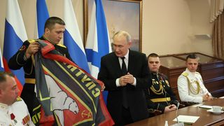Vladimir Putin, &icirc;nt&acirc;lnire cu soldații din Marina Rusiei