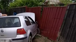 VIDEO Un t&acirc;năr beat și fără permis a intrat cu mașina &icirc;n gardul unei case de la marginea șoselei. Accidentul a avut loc &icirc;n Cluj