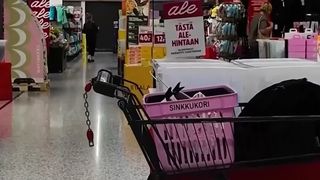 VIDEO Dragoste la raft! Supermarketurile din Finlanda testează coșurile roz pentru clienții singuri