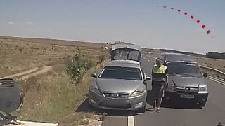 VIDEO Șofer de tractări auto din Alexandria, lovit pe șosea &icirc;n timp ce &icirc;ncărca o mașină pe platformă