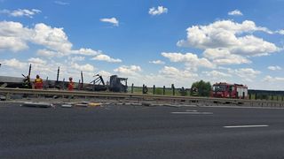VIDEO Accident și incendiu pe A3. Un camion a luat foc după ce a pătruns pe sensul opus de mers 