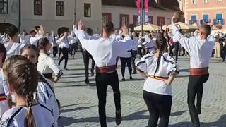VIDEO Flashmob spectaculos &icirc;n Piața Mică din Sibiu. Peste 400 de copii și tineri au dus mai departe tradițiile rom&acirc;nești