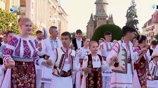 VIDEO &bdquo;Este un simbol al prieteniei&rdquo;. S-au prins &icirc;n horă de ziua județului Timiș