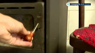 VIDEO &bdquo;Nu toată lumea &icirc;și poate permite așa ceva&rdquo;. Soba-i sf&acirc;ntă la sat: nimeni nu vrea să renunțe