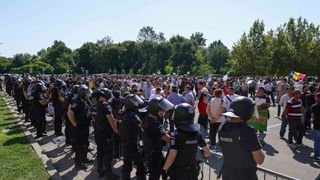 Mii de fermieri protestează &icirc;n București
