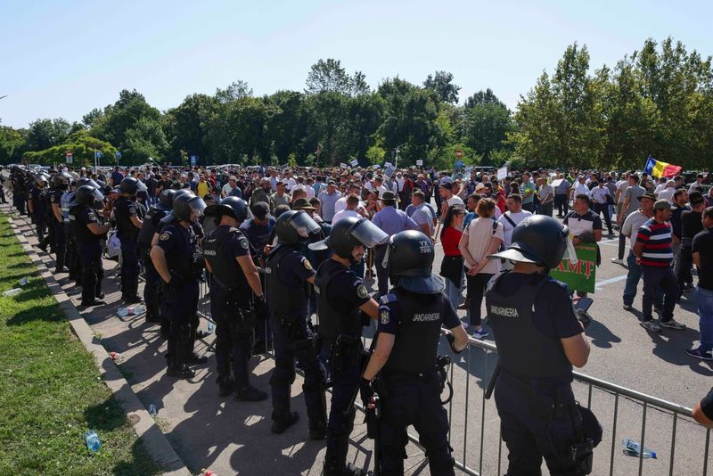 Mii de fermieri protestează în București
