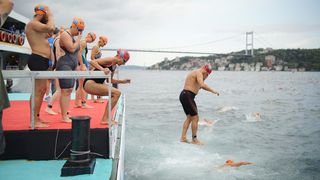 Cursa intercontinentală de &icirc;not revine la Istanbul: 2.500 de sportivi din 78 de țări vor traversa Bosforul din Asia &icirc;n Europa