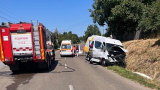 10 persoane implicate &icirc;ntr-un accident la Botoșani. Impact violent &icirc;ntre un microbuz și un autoturism. Printre pasageri erau și doi copii 