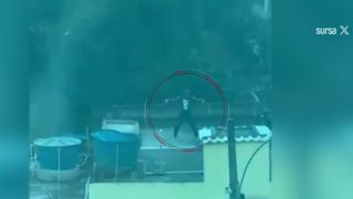VIDEO Filmat &icirc;n timp ce &bdquo;controlează clima&rdquo;. Un bărbat din Rio de Janeiro spera să oprească o furtună violentă