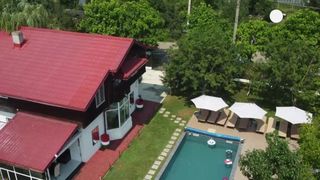 VIDEO Ce faci &icirc;n weekend, cu Claudia Costandiș. Vile cu piscină, pregătite pentru petrecere