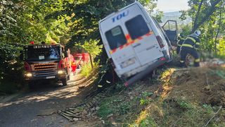 UPDATE VIDEO Accident grav &icirc;n Argeș, unde un microbuz cu 16 persoane a intrat &icirc;ntr-un gard. A fost activat Planul Roșu de Intervenție
