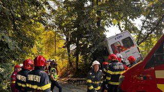 UPDATE VIDEO Accident grav &icirc;n Argeș, unde un microbuz cu 16 persoane a intrat &icirc;ntr-un gard. A fost activat Planul Roșu de Intervenție, un om a murit