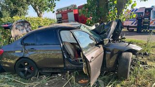 Accident mortal &icirc;n Buzău. Două persoane au decedat, alte două au fost rănite după ce mașina &icirc;n care se aflau s-a izbit de un copac 
