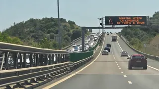 Accident &icirc;n lanț pe A2. Trei persoane au fost rănite, după ce patru mașini s-au ciocnit