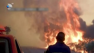 VIDEO Grecia arde: turiști și localnici, evacuați cu bărcile
