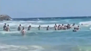 VIDEO Lanț uman de rom&acirc;ni, &icirc;n Grecia, pentru salvarea unui adolescent de la &icirc;nec: &rdquo;Se &icirc;neca cu toții dacă nu erau uniți&rdquo;