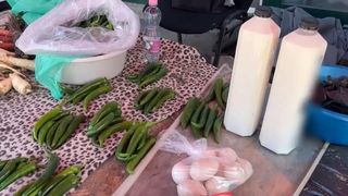 VIDEO Pericolul produselor lactate și ouălor v&acirc;ndute &icirc;n piețe, expuse la temperaturi ridicate