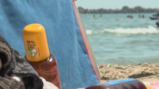 VIDEO Alertă de radiații UV pe litoral. Mii de turiști ignoră riscurile și se bronzează fără protecție