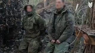 VIDEO Doi soldați ruși, capturați de trupele ucrainene după ce au fost găsiți &icirc;ntr-o ascunzătoare