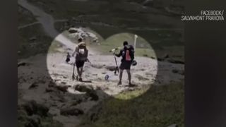 VIDEO Turiști din Bucegi, surprinși merg&acirc;nd cu trotinetele pe trasee montane
