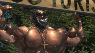 VIDEO Controverse &icirc;n Bușteni. Musculosul din metal aprinde discuțiile