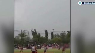 VIDEO Tragedie pe terenul de fotbal din Thailanda. Un t&acirc;năr jucător a murit, iar 12 au fost răniți după ce fulgerele au lovit &icirc;n timpul meciului