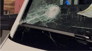 Ambulanță aflată &icirc;n misiune, atacată de localnici cu b&acirc;te și topoare, &icirc;n Cluj.  Șoferul a ajuns &icirc;n stare gravă la spital