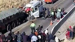 Cel puțin 13 morți &icirc;ntr-un accident devastator &icirc;n Peru! Un microbuz s-a izbit de un camion