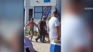 VIDEO Panică pe plaja din Mangalia! Un turist, la un pas de &icirc;nec după ce a ignorat steagul roșu