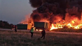 Incendiu la un depozit de uleiuri şi mase plastice! Ro-Alert pentru locuitorii din Lumina, Constanța și Năvodari: "N-am văzut niciodată, &icirc;n viaţa mea. Am auzit şi bubuituri"