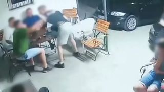 VIDEO Bătaie la o terasă din Neamț. Un client și-a salvat berea, alții priveau pasivi scandalul 