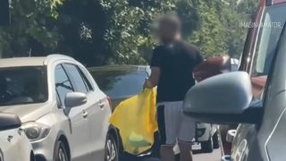 VIDEO Noua metodă de cerșetorie. Oamenii nu mai cer bani, ci sticle