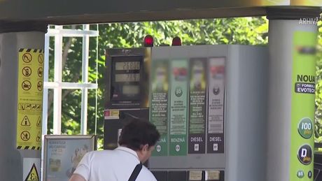 VIDEO Benzinăriile scumpesc carburanții &icirc;nainte de reducerea accizei. Ce se &icirc;nt&acirc;mplă cu prețurile la pompă