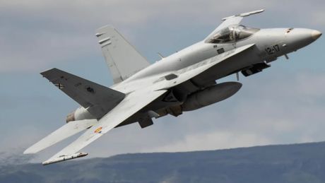 Dronă dobor&acirc;tă &icirc;n apropiere de Galați. A fost lovită de un F-18 spaniol. Radu Miruță: &bdquo;Rom&acirc;nia &icirc;şi apără spaţiul aerian&rdquo;