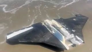 Dronă găsită &icirc;n Marea Neagră, la 1,5 kilometri de plaja din Constanța. Ministerul Apărării spune că era &bdquo;fără &icirc;ncărcătură explozivă&rdquo;