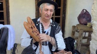 VIDEO &bdquo;Am &icirc;ncercat să promovăm&rdquo;. Atelierele meșterilor populari atrag turiștii