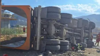 Camion răsturnat pe Valea Oltului. Șoferul de 27 de ani a fost rănit 