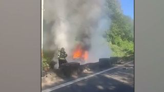VIDEO Mașină &icirc;n flăcări după un accident pe Valea Oltului. Trafic &icirc;ngreunat pe DN7