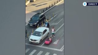 VIDEO Scene halucinante pe Calea Victoriei! O fetiță de 4 ani, filmată la volanul unei mașinuțe electrice pe carosabil