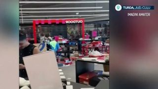 VIDEO Haos la lichidarea de stocuri! Reducerile de 50% au declanșat isterie &icirc;n magazinele sportive din Rom&acirc;nia
