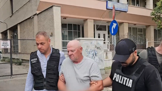 VIDEO Filmul dublei crime din Bacău. Pensionarul criminal, dus la audieri. Familia și vecinii surorilor ucise, &icirc;n stare de șoc: &bdquo;O lega, o amenința că o omoară și &icirc;i dă foc&rdquo;
