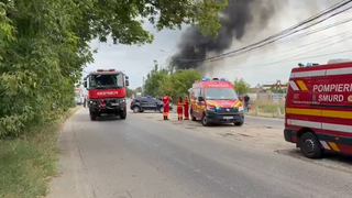 VIDEO RO-Alert &icirc;n Ploiești, după izbucnirea unui incendiu. Arde un depozit de 1.000 de metri pătrați 