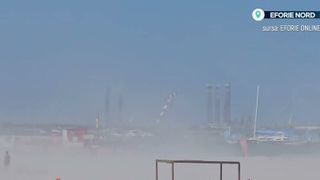 VIDEO Furtuna de nisip a alungat turiștii de pe plajă din Eforie. Vremea se &icirc;ncălzește &icirc;n weekend