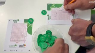 VIDEO O pensionară a c&acirc;știgat cel mai mare premiu din istoria Loto 6/49, 52 de milioane de lei